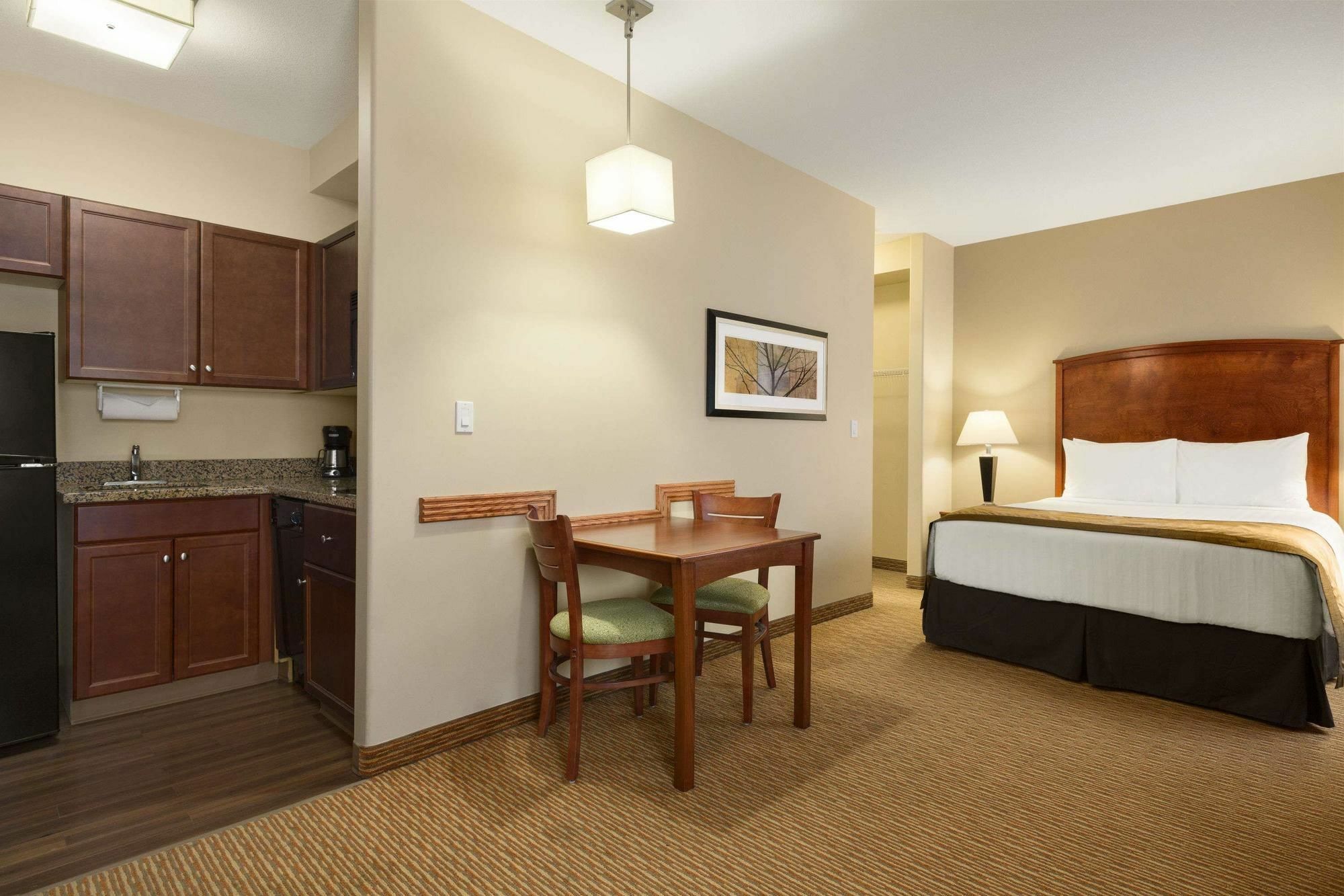 Days Inn & Suites By Wyndham Sherwood Park Edmonton Exterior foto